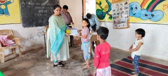 विद्यालय में मनाया जा रहा प्रवेश उत्सव।