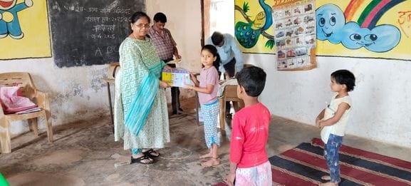 विद्यालय में मनाया जा रहा प्रवेश उत्सव।