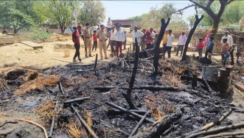 Two families' household goods burnt down, villagers extinguished the fire