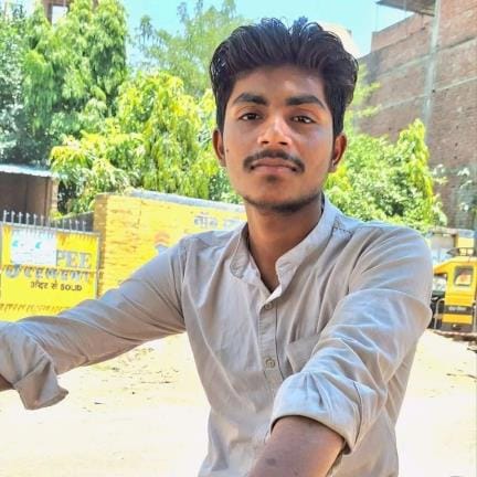 Two bikes collided, a young man died after being hit by a truck coming from behind