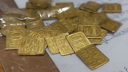 नकली सोने की गिन्नी से ठगी करने वाले गिरफ्तार।