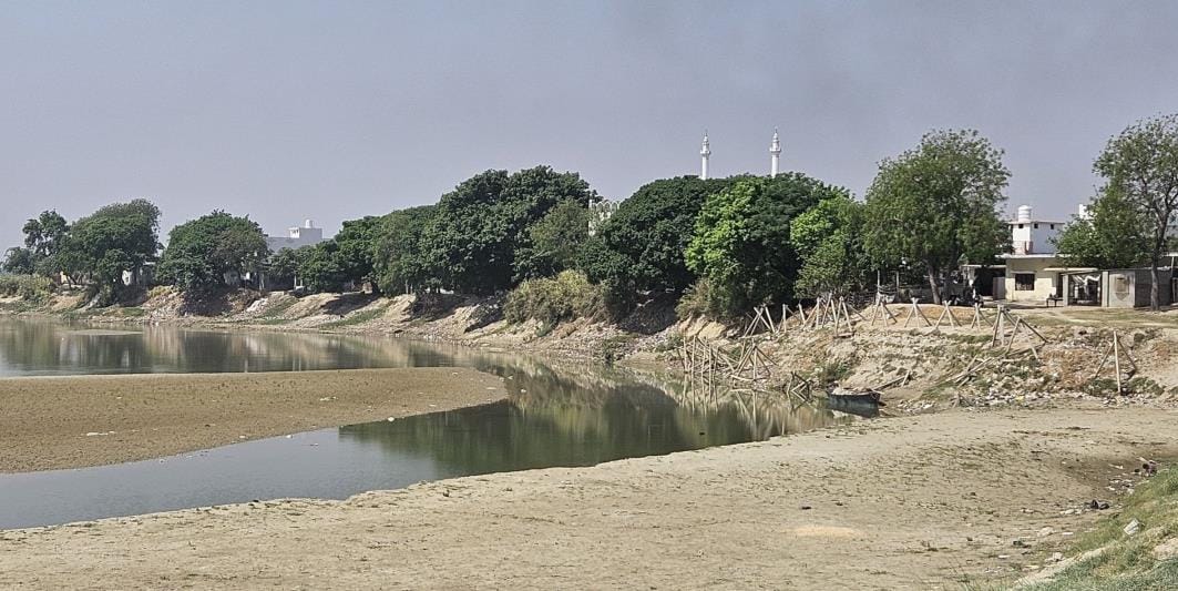 Rapti river reached the border of Baudhihar village
