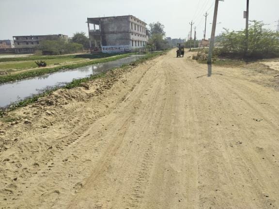 Buses are difficult to travel on a three meter wide road