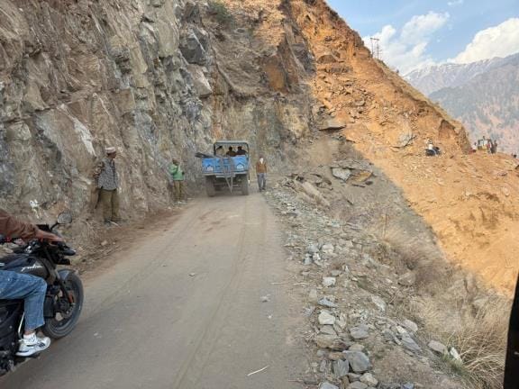 Landslide in Sanda, vehicles stuck for 24 hours