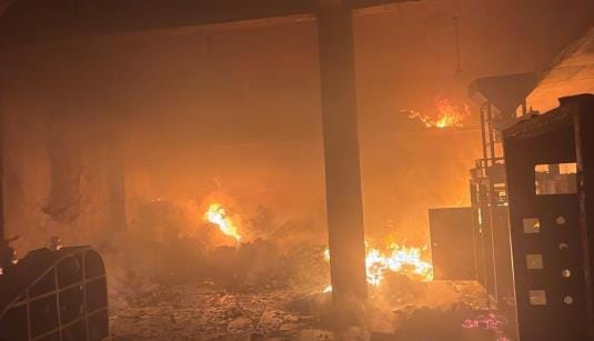 Fire broke out in a namkeen-masala factory, equipment and materials burnt
