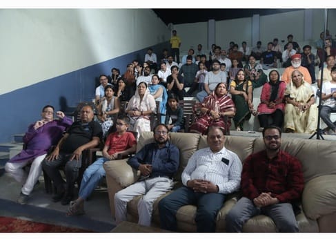 At the conclusion of the drama festival, the drama director left the audience emotional