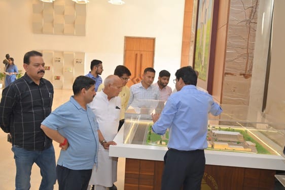 Discussion in Gujarat for cooperation in development of dairy in Himachal