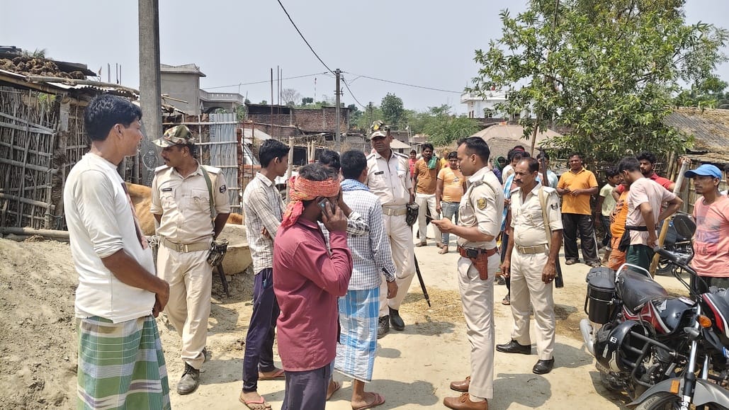 घटनास्थल पर मौजूद पुलिस व ग्रामीण