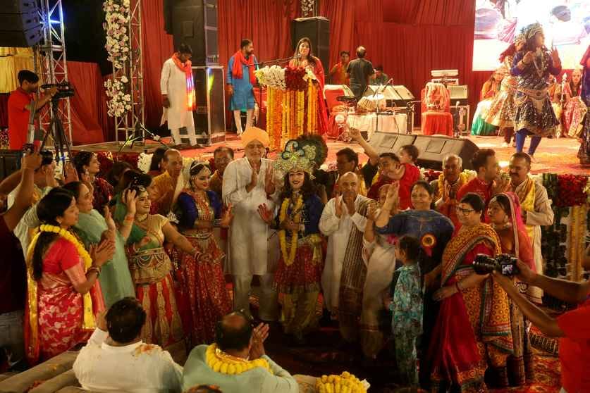 The audience danced enthusiastically on the gifts of the Mother in Bhagwati Jagran