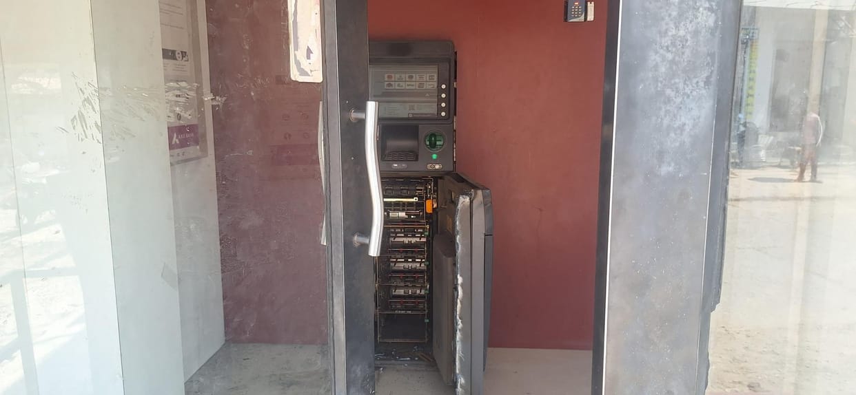 Axis Bank ATM cut with gas cutter and took away cash