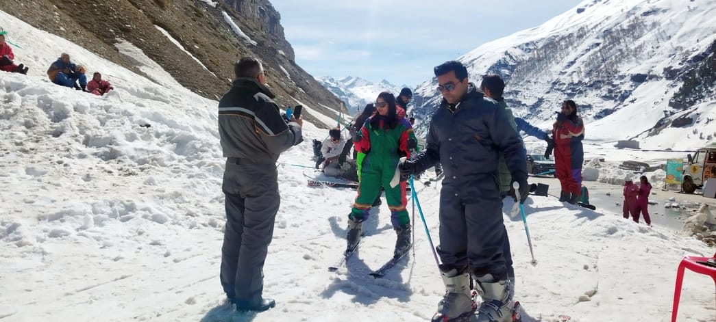 BRO convoy reached Rahalafal from Manali to restore Rohtang Pass
