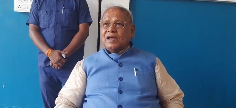 पत्रकारों से बातचीत करते केन्द्रीय मंत्री जीतन राम मांझी