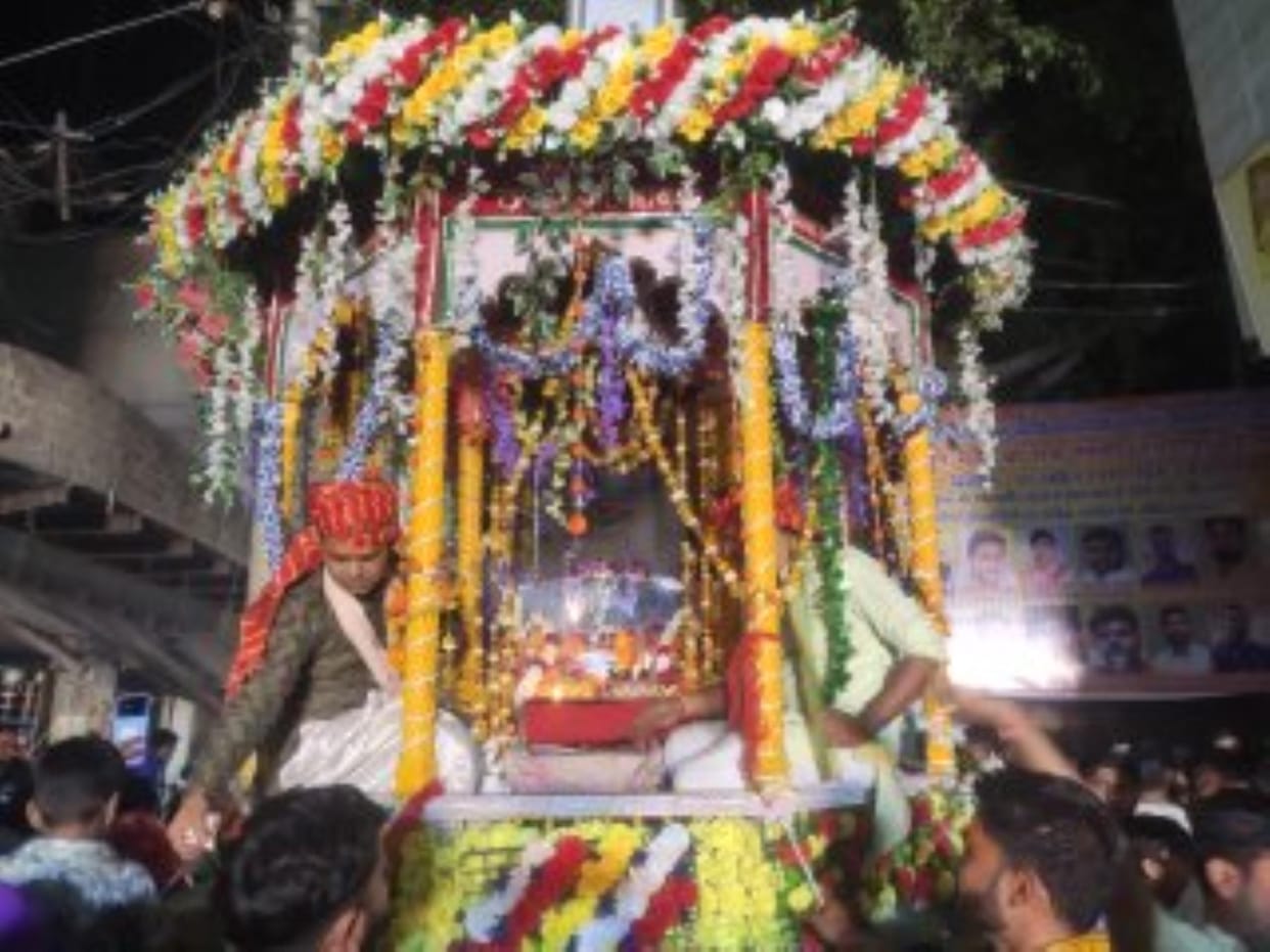 Thakur ji came out sitting on a 100 year old chariot