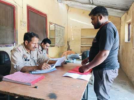 Verification of e-rickshaw and illegal vehicle drivers started, forms distributed