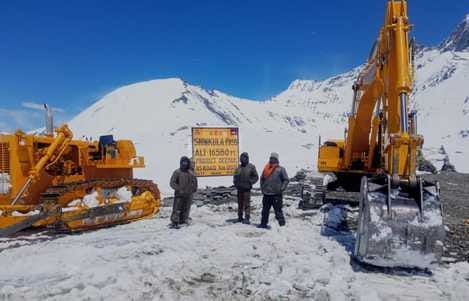 Small and big vehicles will run on Shinkula Pass from today