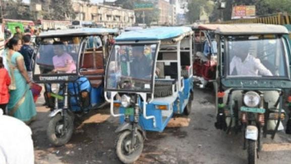 E-rickshaw means traffic jam, the vehicle is stopped wherever a passenger is seen