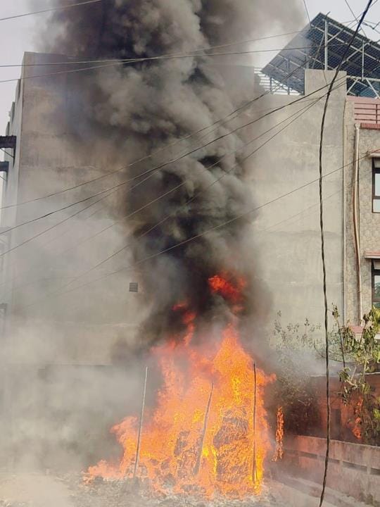 Fire broke out in a garbage dump, flames rose up to 50 feet