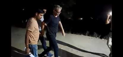 आरोपी डॉक्टर को लेकर आती पुलिस।