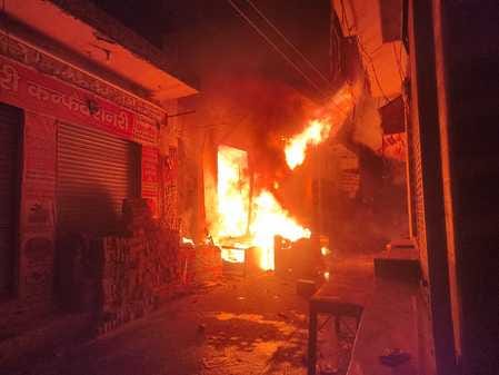 Fire broke out in a cosmetics showroom in Aminagar Sarai