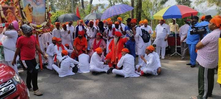 Crowd of devotees gathered in Deyotsiddh