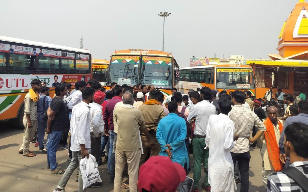Roadways employees got angry at illegal vehicles and blocked the roads
