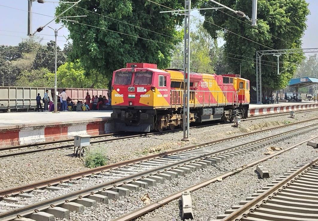 broken electric wire fell on the railway track, Meerut-Muzaffarnagar railway line was disrupted