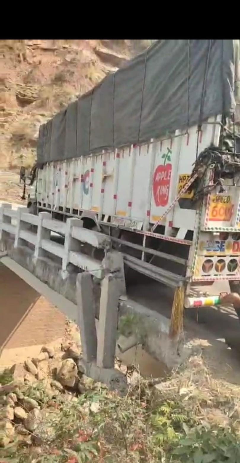 The speed of vehicles on the highway remained halted for two and a half hours, traffic jam occurred