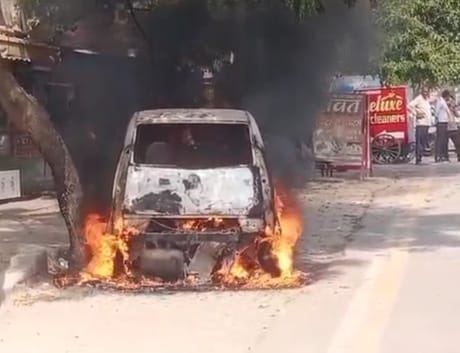Fire broke out in a moving car, the driver narrowly escaped