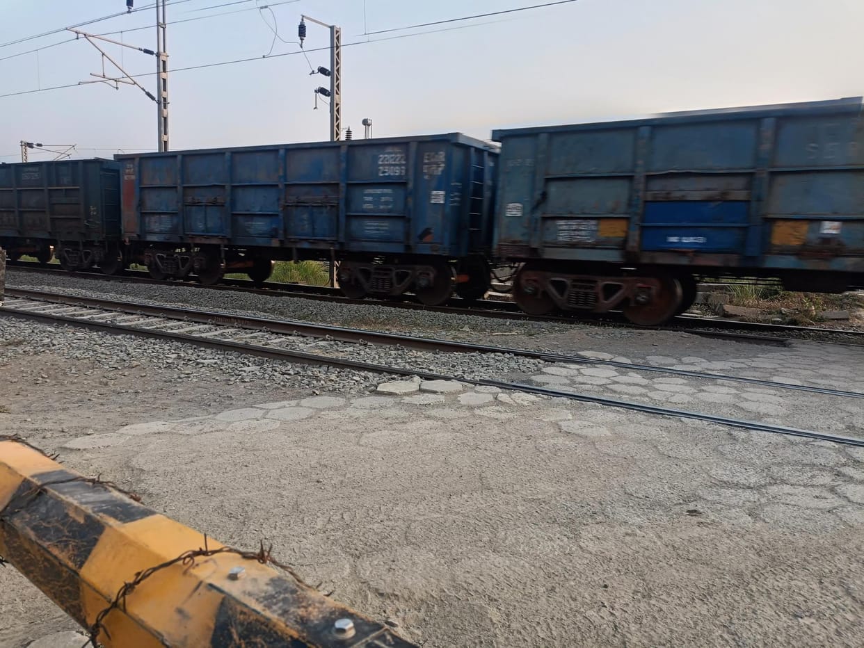 Trains had to be stopped on the outer track due to the crossing not being closed