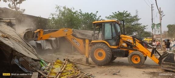 Bulldozers run on illegal shops on cemetery land