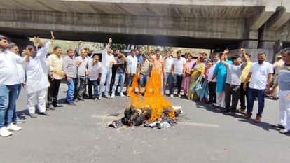 कांग्रेस कार्यकर्ताओं ने फूंका ज्ञानदेव आहूजा का पुतला