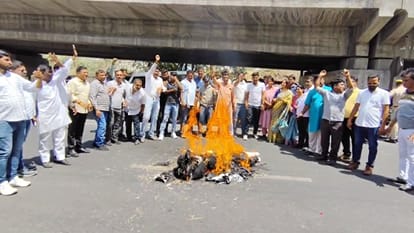 कांग्रेस कार्यकर्ताओं ने फूंका ज्ञानदेव आहूजा का पुतला