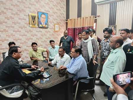 The employees surrounded the EO of the municipality and created a ruckus