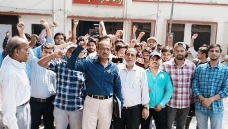 Employees of Kanpur Fertilizer and Chemicals Limited (KFCL), under the leadership of AITUC, demonstrated at the office of Additional Labor Commissioner in Sarvodaya Nagar on Tuesday.