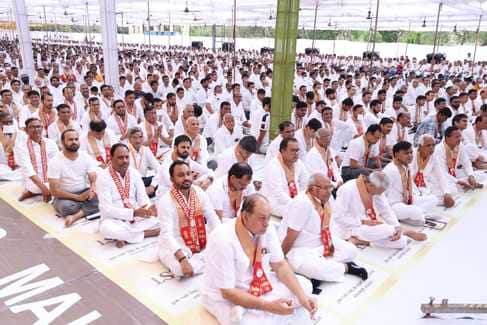 नवकार आराधना में जुड़े हजारों हाथ