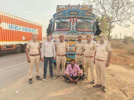 पुलिस की गिरफ्त में आरोपी