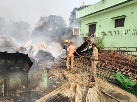 Fire broke out in tent house, goods burnt to ashes