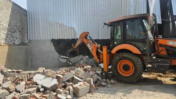 Bulldozers ran on 6 boundary walls and 5 warehouses in Fadni