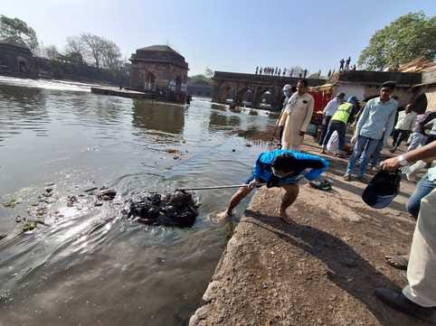 Jal Ganga Samvardhan Abhiyan Ujjain DM entered pond to clean Shipra removed debris and immersed material