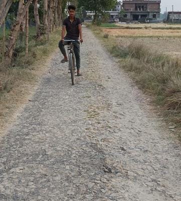 There are broken roads here, passersby are troubled