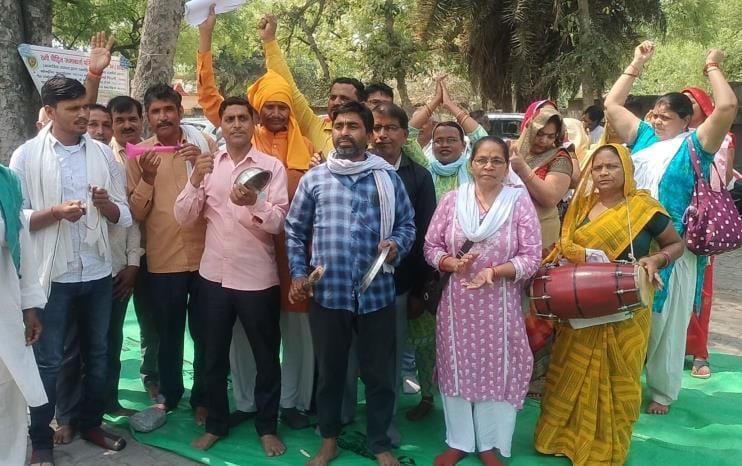 The fraud victims expressed their protest by singing kirtan in the collectorate