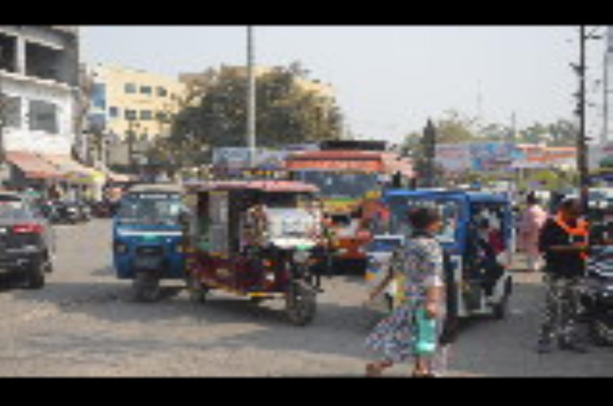 E-rickshaws continue to be a problem, crowd gathers at crossroads