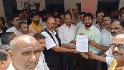 मुसाफिरखाना में एसडीएम को ज्ञापन देते अधिवक्ता। स्रोत- स्थानीय लोग।