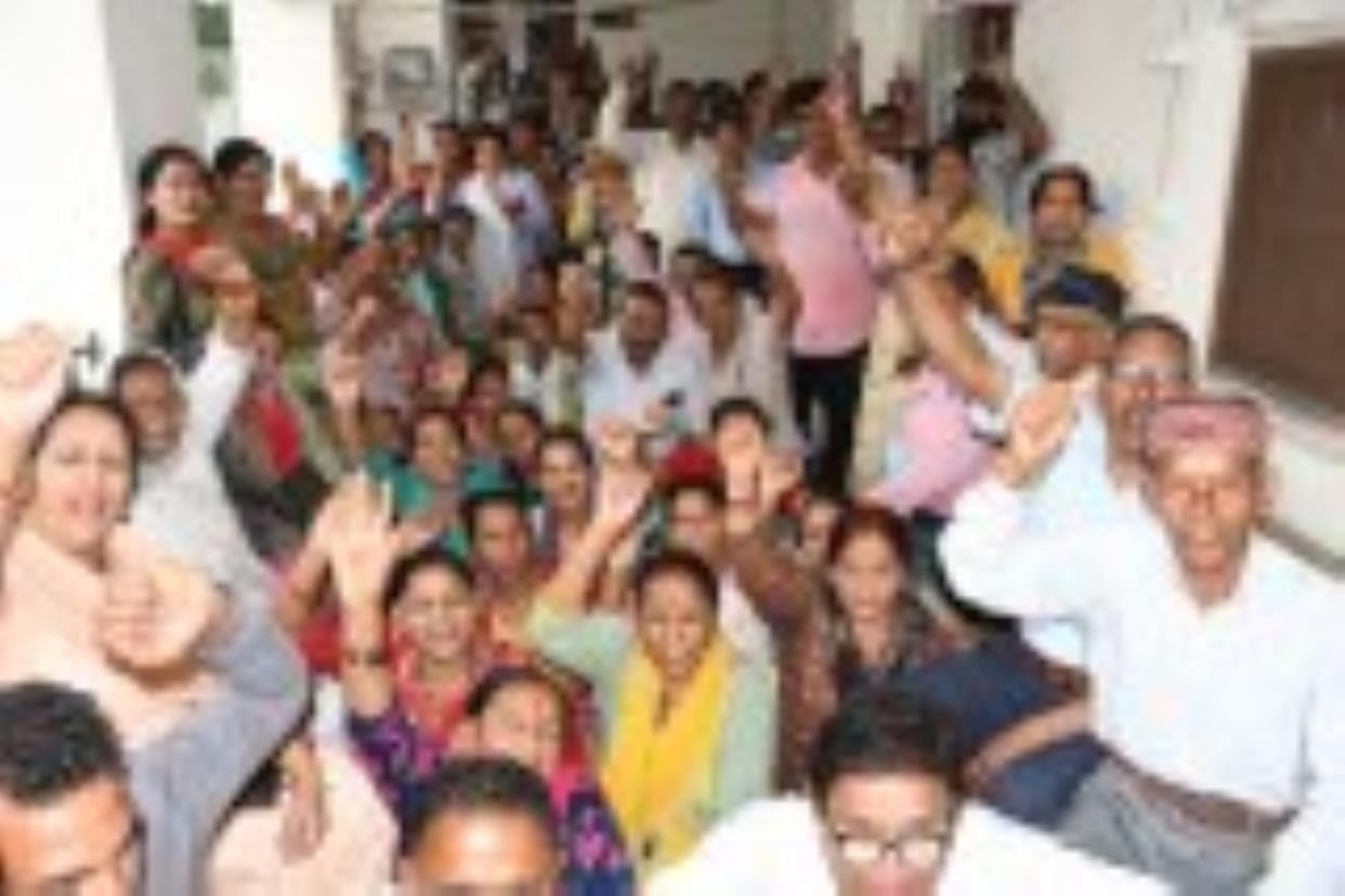 The people of Damuwadhunga surrounded the city magistrate
