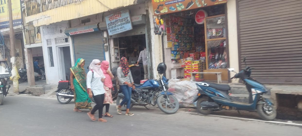The heat and hot wind made people miserable, there was silence on the roads