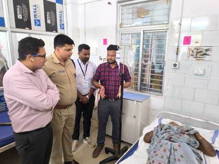 दोनों वाहनों की टक्कर और अस्पताल पहुंचकर घायलों का हाल जानते डीएम और एसपी