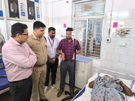 दोनों वाहनों की टक्कर और अस्पताल पहुंचकर घायलों का हाल जानते डीएम और एसपी