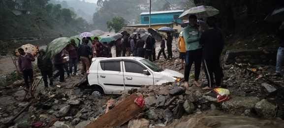 Tharali: Gadera overflowed, debris entered shops