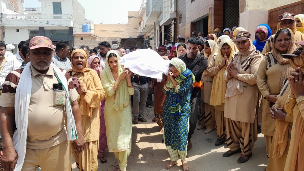 In Jind, daughters, sisters and daughters-in-law carried the bier on their shoulders and gave the message that sons and daughters are equal