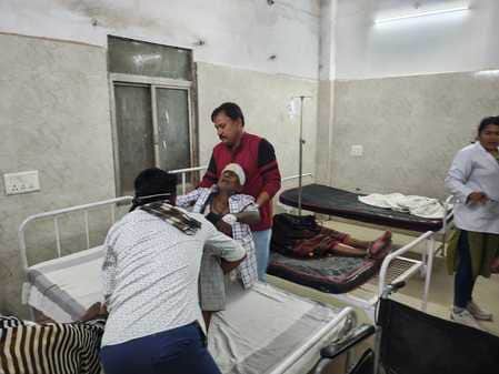 घायलों को अस्पताल में कराया गया भर्ती।